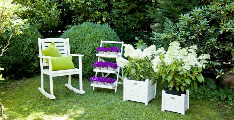 sillon balanceante y macetas a juego sillon balanceante jardin cojin cesped ideas moderno