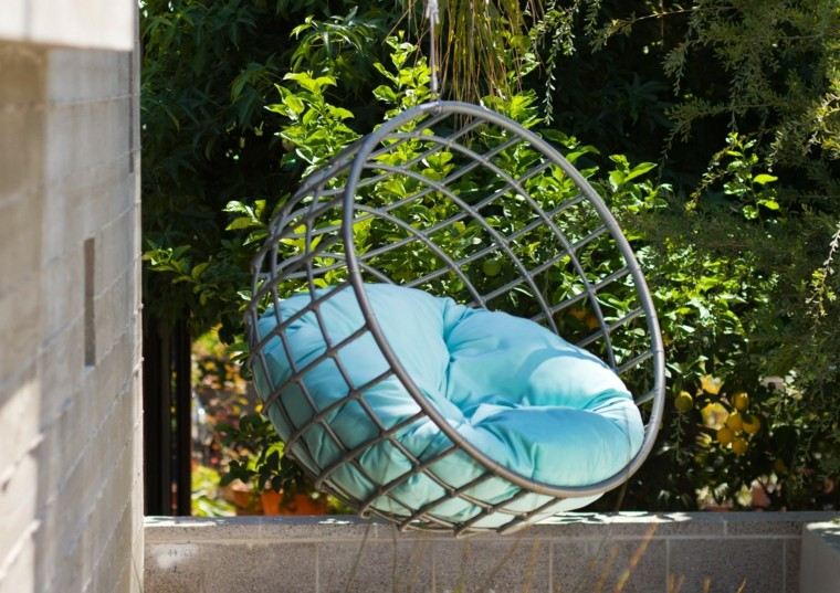 sillon colgante cojin azul ideas maravillosas jardin moderno