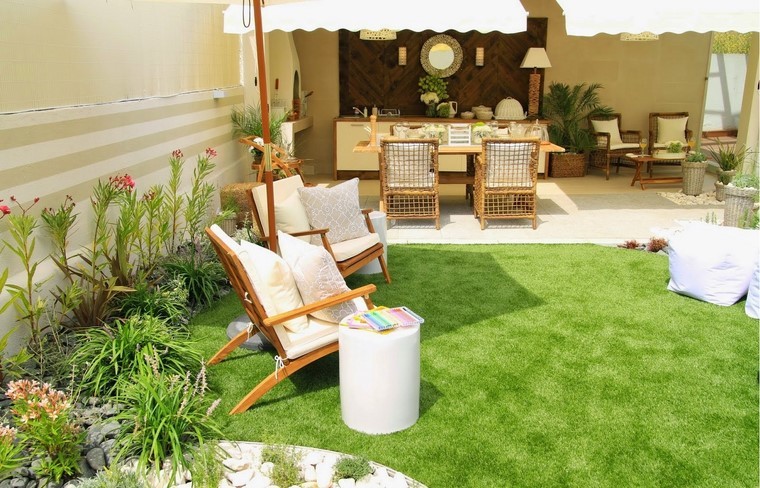 jardín muy natural con sillones cómodos sillón relax jardin cesped ideas cojines originales