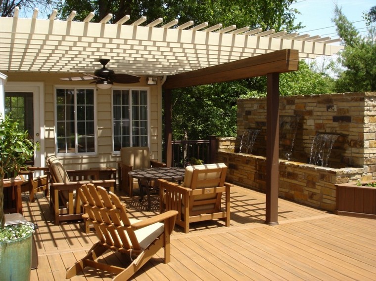 sillones de teca bajo la pérgola sillón relaxmadera teca resistente pergola jardin ideas
