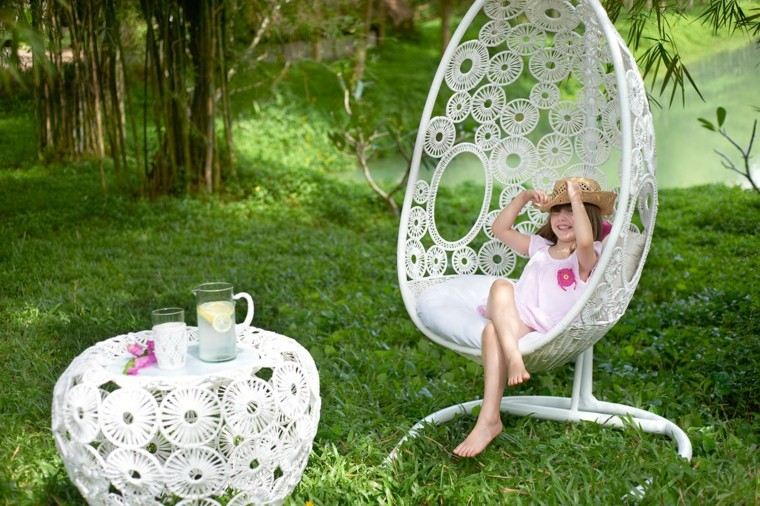 sillones colgantes jardín color blanco mesa cafe ideas