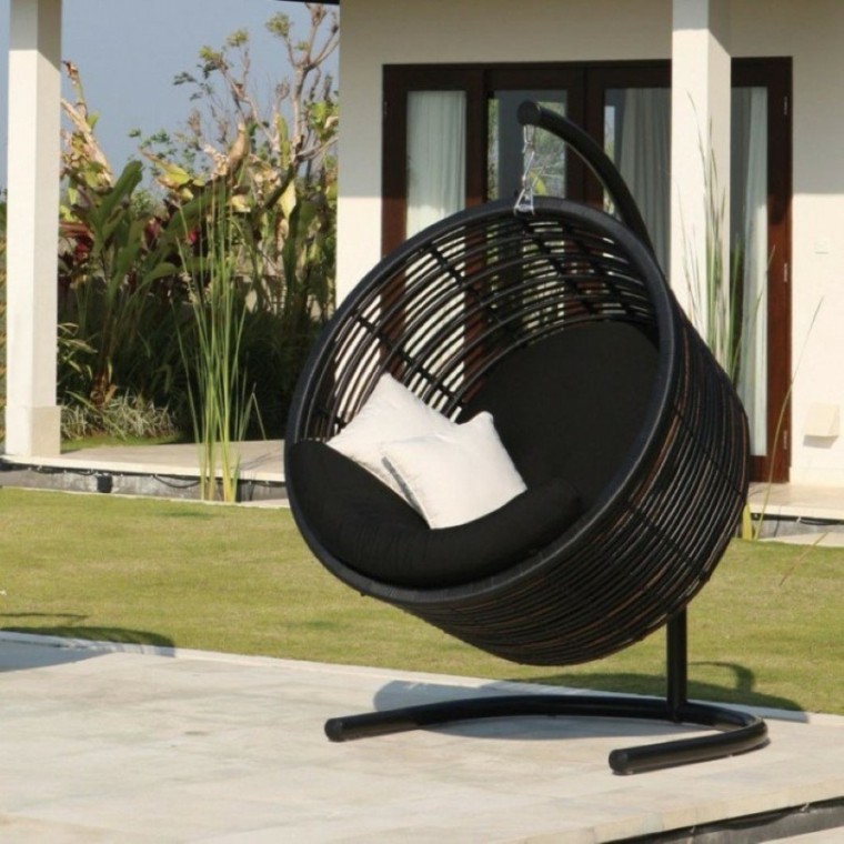 sillones colgantes de jardín forma circular color negro moderno