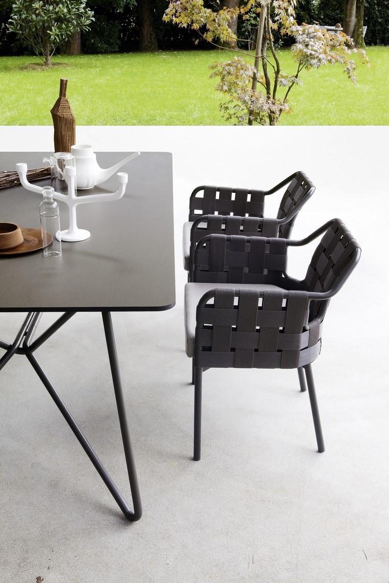 color negro muy elegante para el jardín sillones negros elegante estilo moderno diseno