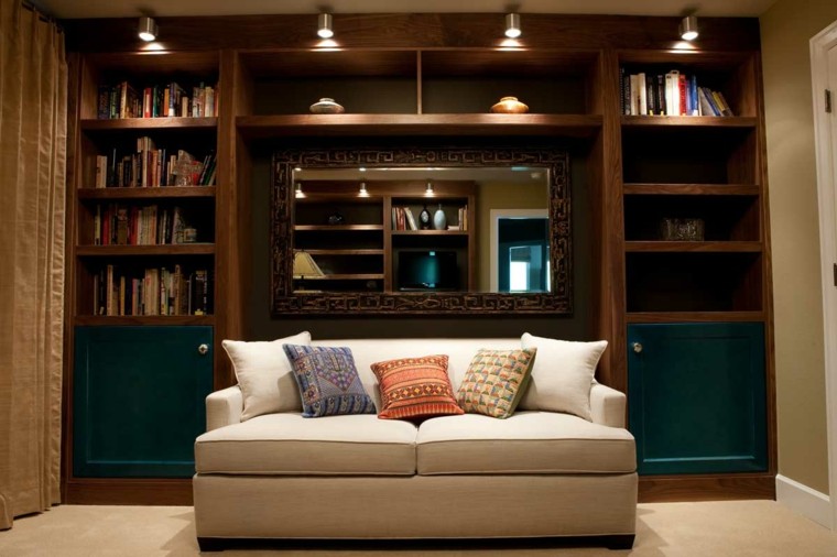 sofá con cojines de colores sofa cojines lamparas libros luces