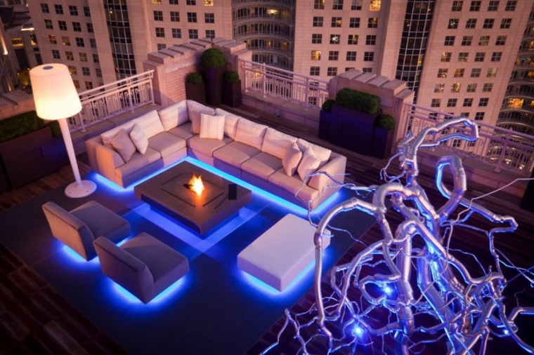 sofas luces debajo moradas terraza
