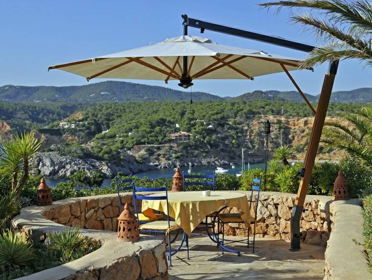 sombrillas jardin Ibiza mesa sillas azul vibrante modernas