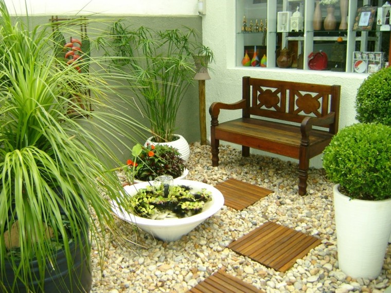 terraza banco madera macetas grandes baldos pulidos minimalista