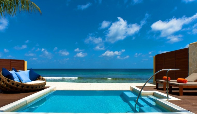 terraza cama cojines azul piscina tumbonas cama