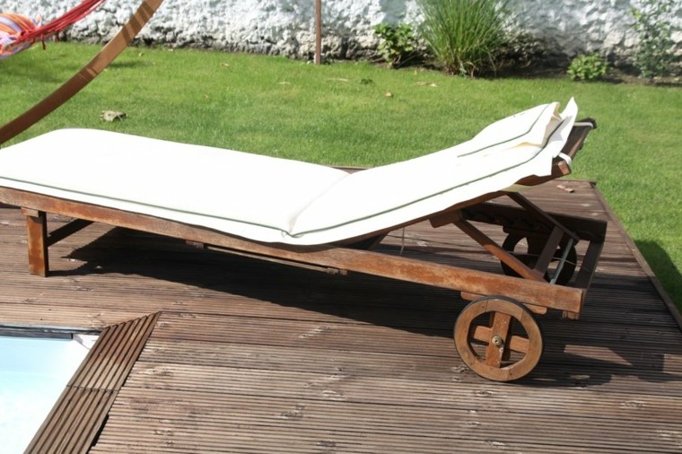 terraza madera cesped jardin tumbona ruedas