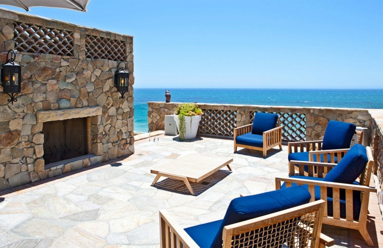 terraza mesa cafe baja sillones cojines azul vista oceano