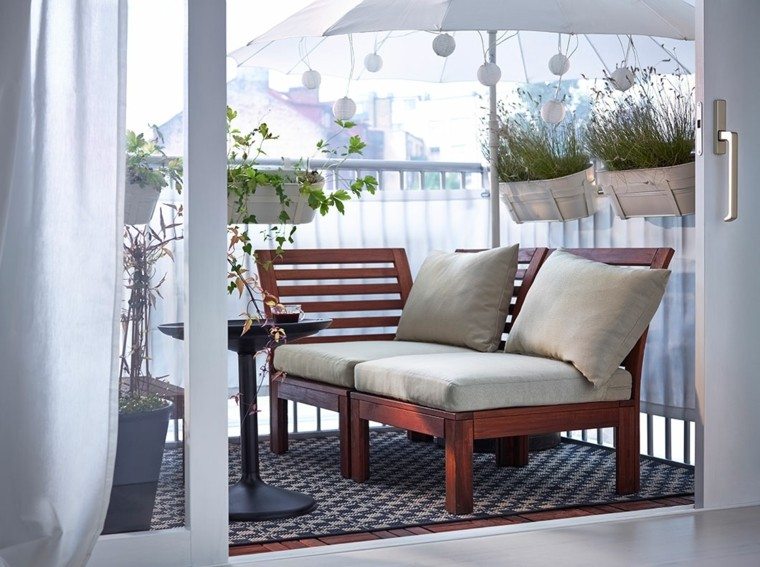 terraza muebles madera alfombra sombrilla blanca
