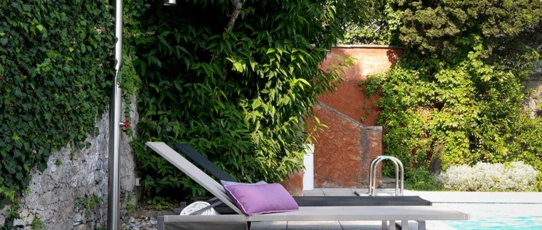 terraza patio tumbona rosa plantas
