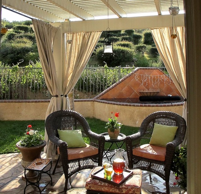 terraza pergola cortinas muebles bonitos moderna macetas