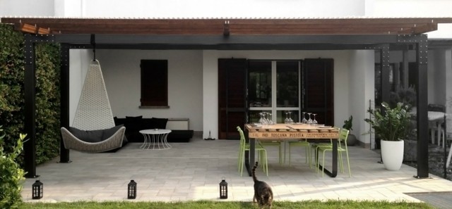 terraza pergola silla colgante moderna muebles negros