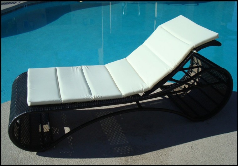 tumbona negra almohadón blanco piscina