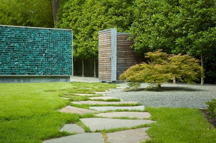 valla jardín azul envases reciclados