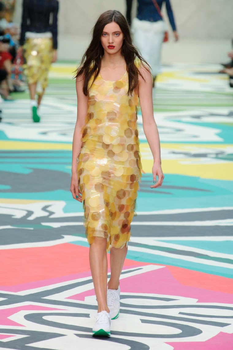 vestido amarillo círculos playeras blancas