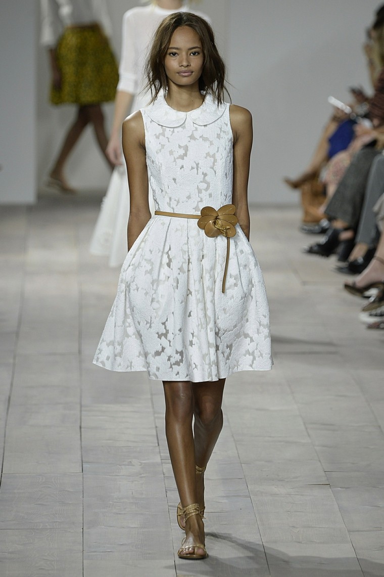 vestido blanco cinturón flor marrón
