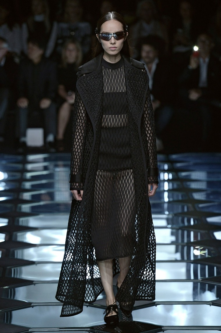 vestido negro partes transparentes