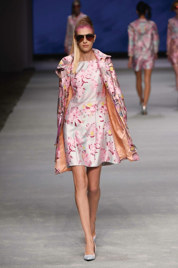 vestido rosa corto pelo rosa