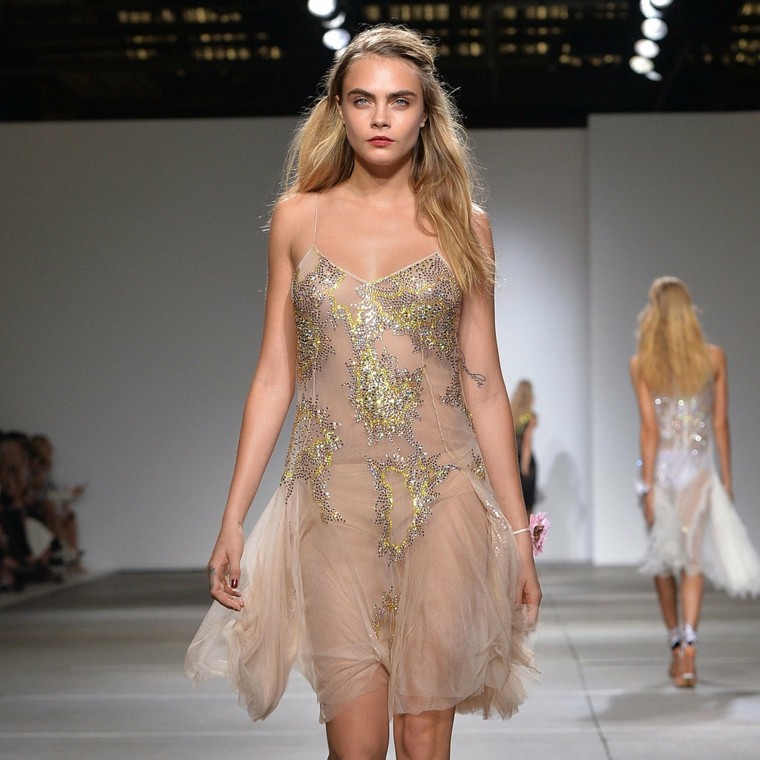 vestido transparente brillo beige rubia