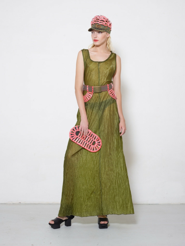 vestido color verde aceituna gorra