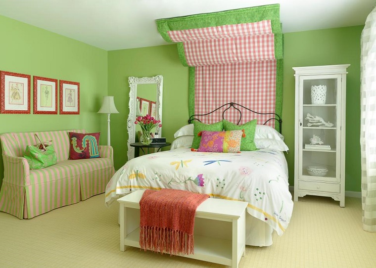 Denise Fogarty dormitorio pared azul sofa cama dosel espejo ideas