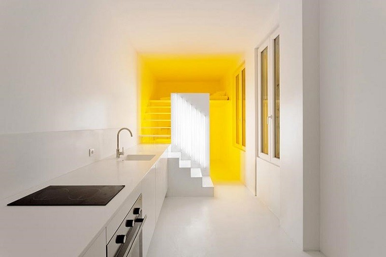 apartamento largo estrecho paredes blancas cocina 