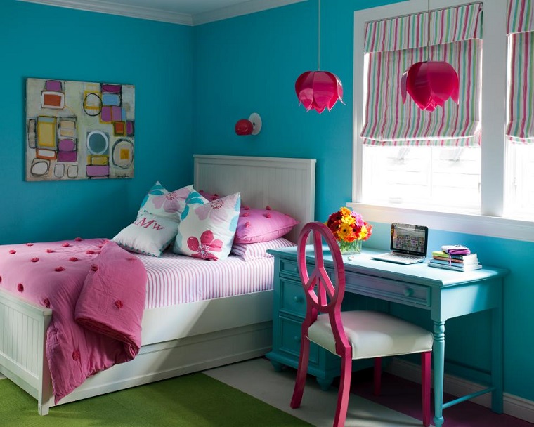 Tobi Fairley cama blanca muebles escritorio madera colores vibrantes ideas