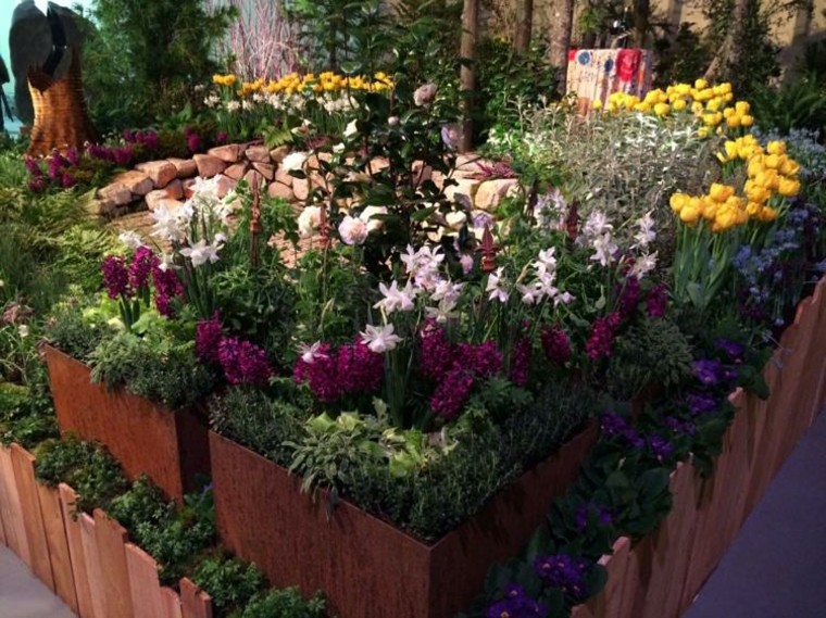 jardín con macetas oxidadas decorativas acero oxidado macetas grandes flores bonitas jardin ideas