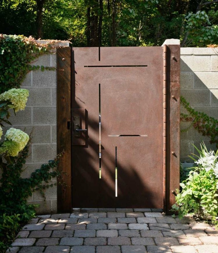 puerta oxidada en la entrada de casa acero oxidado puerta entrada casa camino pavimento ideas