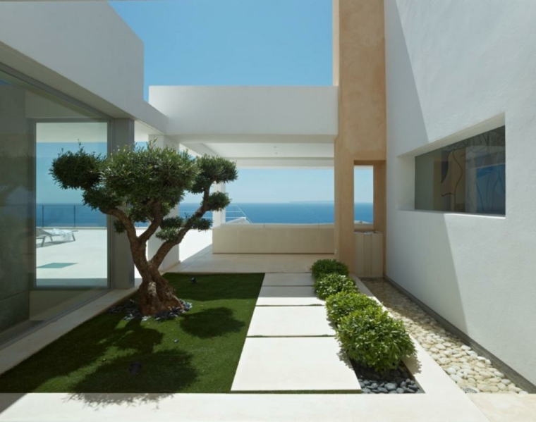 jardin minmalista arbol rocas luz mar exterior diseño moderno