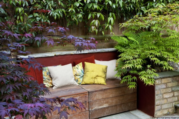 banco madera jardin cojines colores