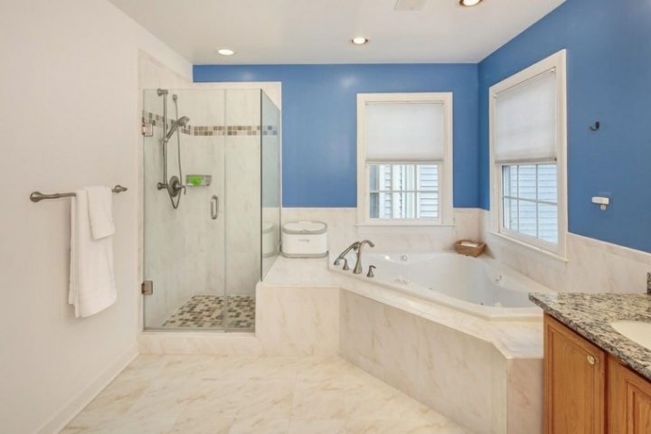 Cuartos de baño con ducha y bañera muy singulares