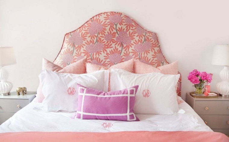 cabecero cama motivos florales elefantes decorando mesilla noche femenino ideas