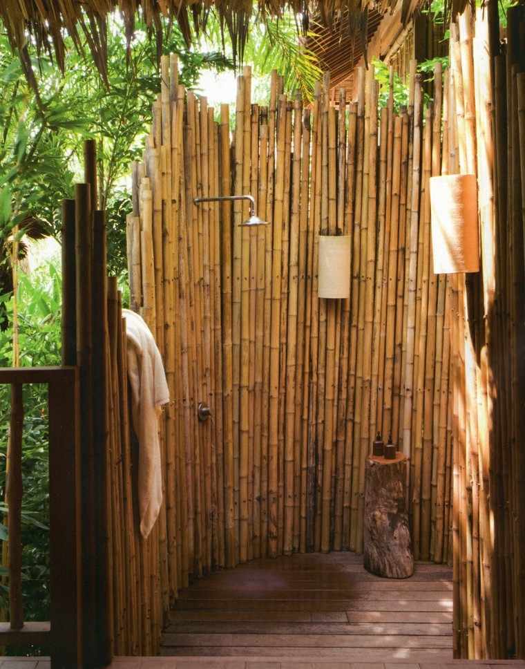 cabina ducha cañas bambu jardín