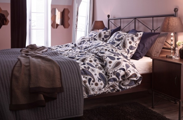 cama comoda acero colores neutrales pared dormitorio moderno