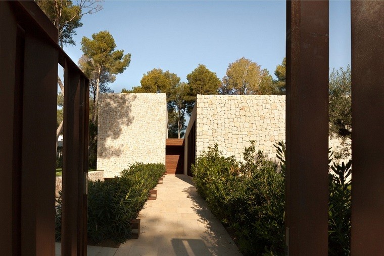 camino jardin vistas casa muros