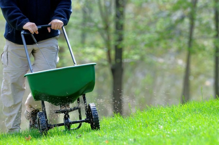 carreta regar insecticida hierba verde