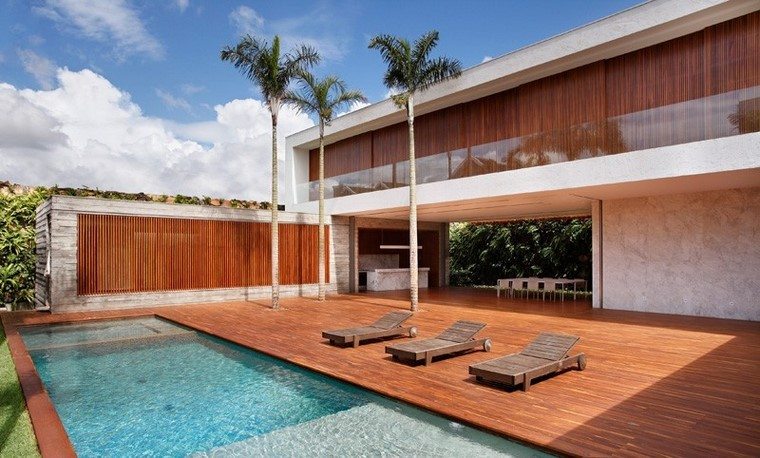 casa jardin contemporaneo piscina tumbonas suelo madera  ideas