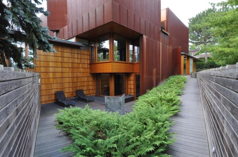 modern house green plants loungers⁣ slope