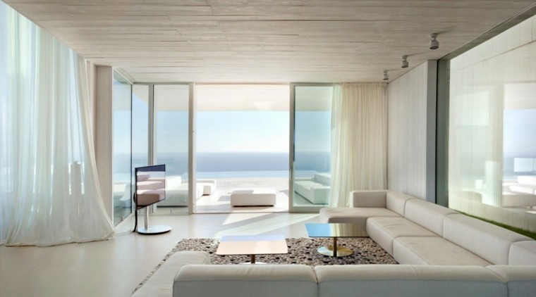 casas salon amplio sofas grandes cuero blanco ventanal ideas