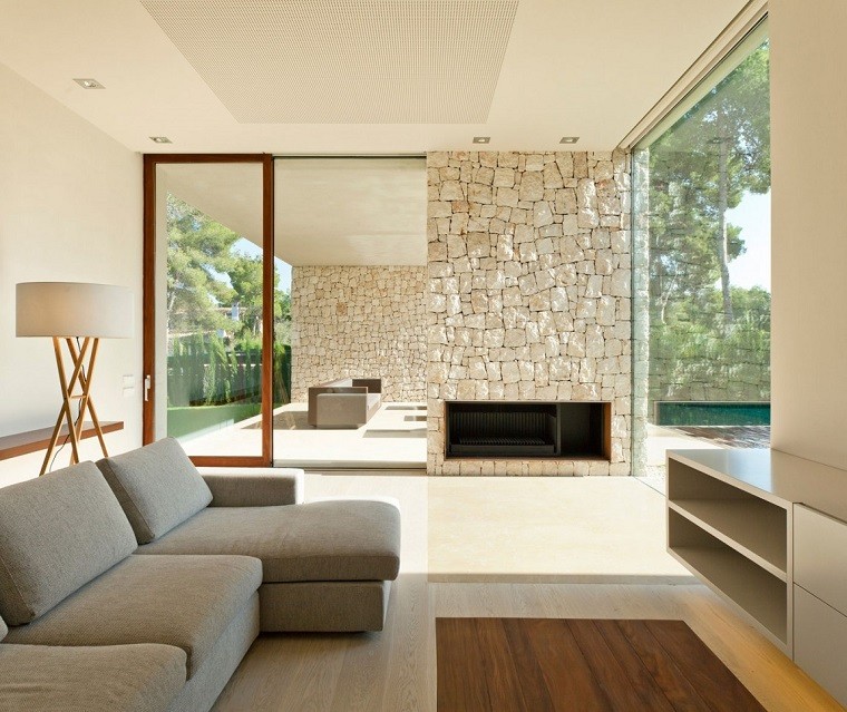 chimenea salon pared piedras sofa