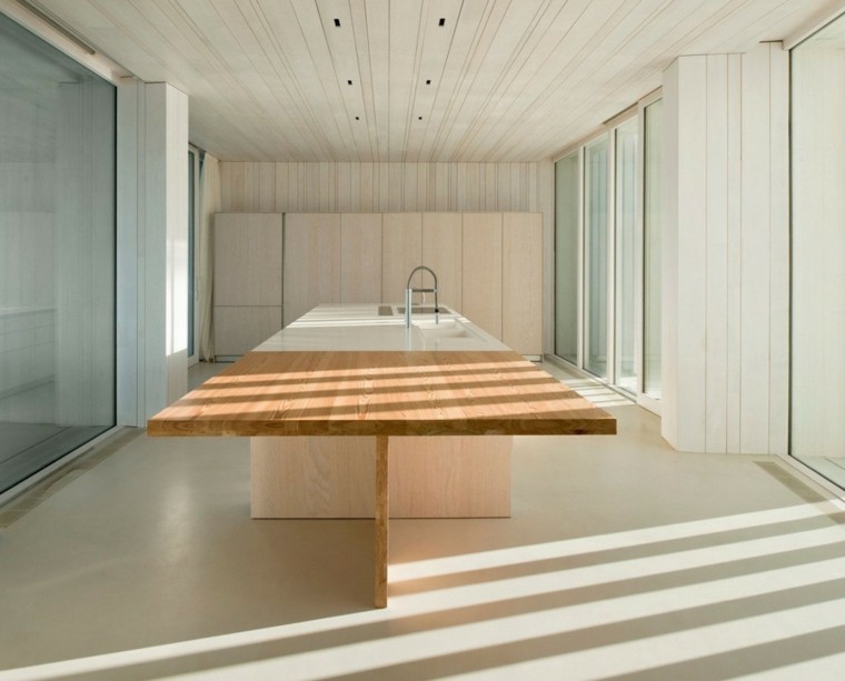 cocina amplia isla madera mobiliario suelo techo madera ideas