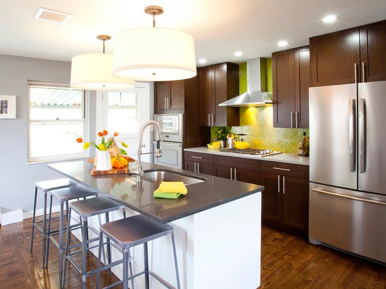 cocina amplia sillas altas armarios madera ideas