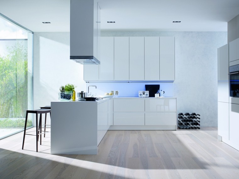 cocina blanca bien ilunminada muebles