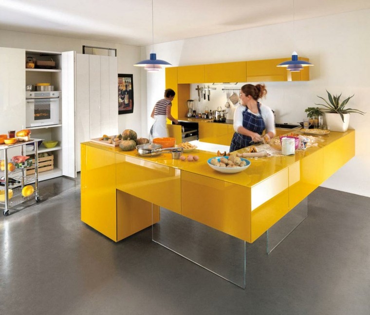 cocina moderna funcional amarilla pareja