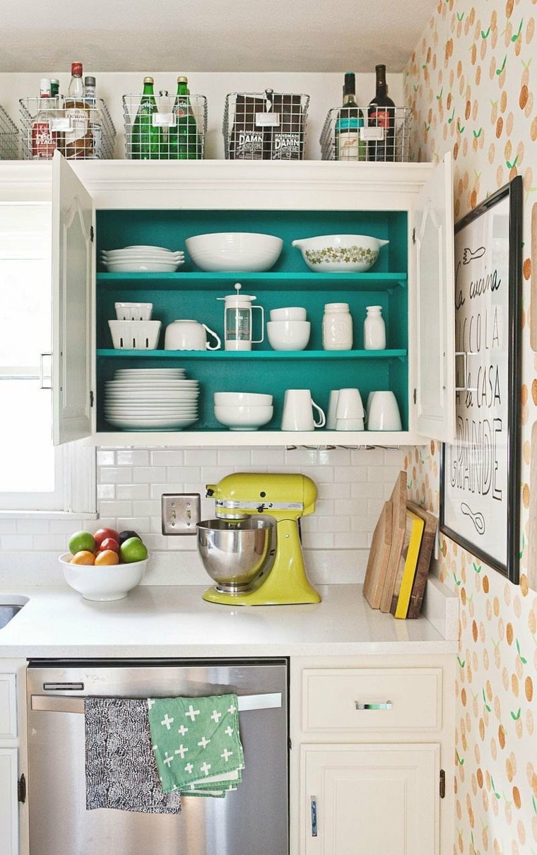 cocina pequena armarios papel pared azulejos blancos ideas
