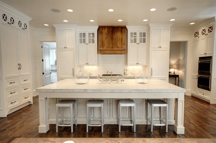 cocinas blancas amplias encimera marmol grande armario madera moderna