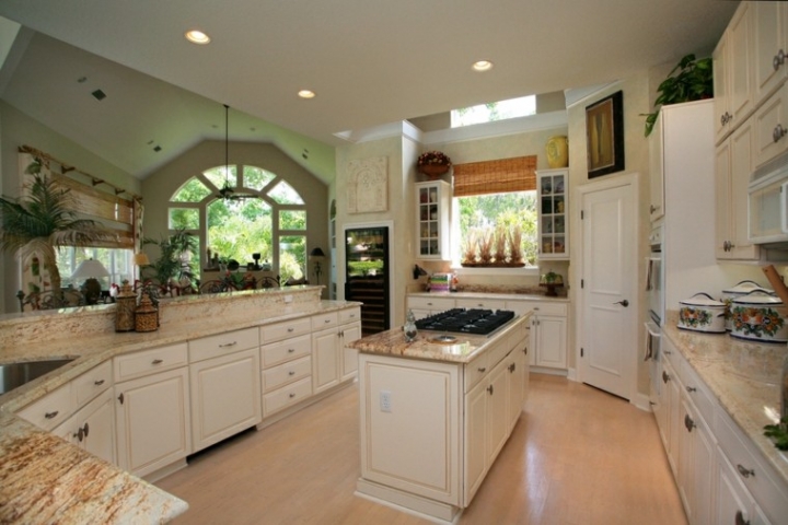 Cocinas blancas con muebles de madera muy modernas